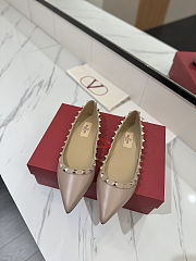 Valentino Garavani Rockstud leather ballet beige flats - 4