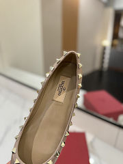 Valentino Garavani Rockstud leather ballet beige flats - 2