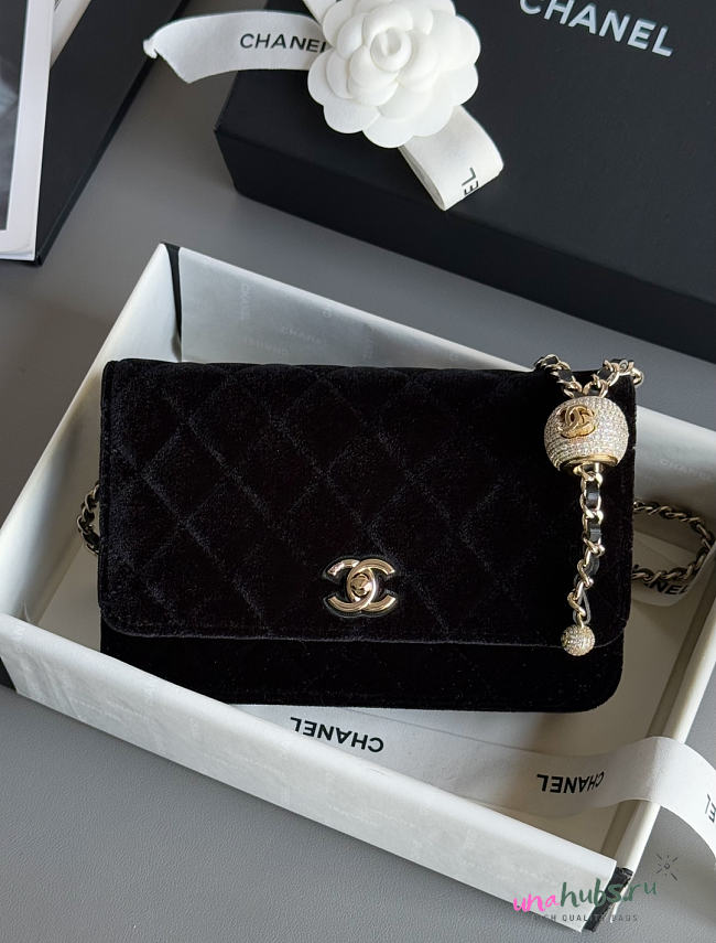 Chanel Pearl Crush Velvet Wallet on Chain Black 20x12cm - 1