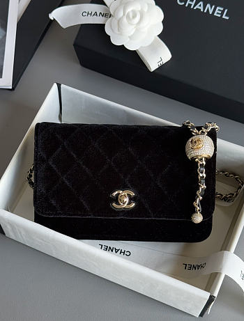 Chanel Pearl Crush Velvet Wallet on Chain Black 20x12cm