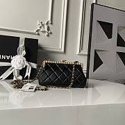 Chanel Clutch Black Lambskin 20x10x7cm - 1