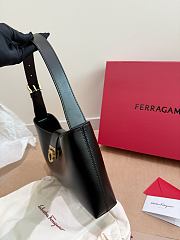 Salvatore Ferragamo Trifolio Black 30x20cm - 4