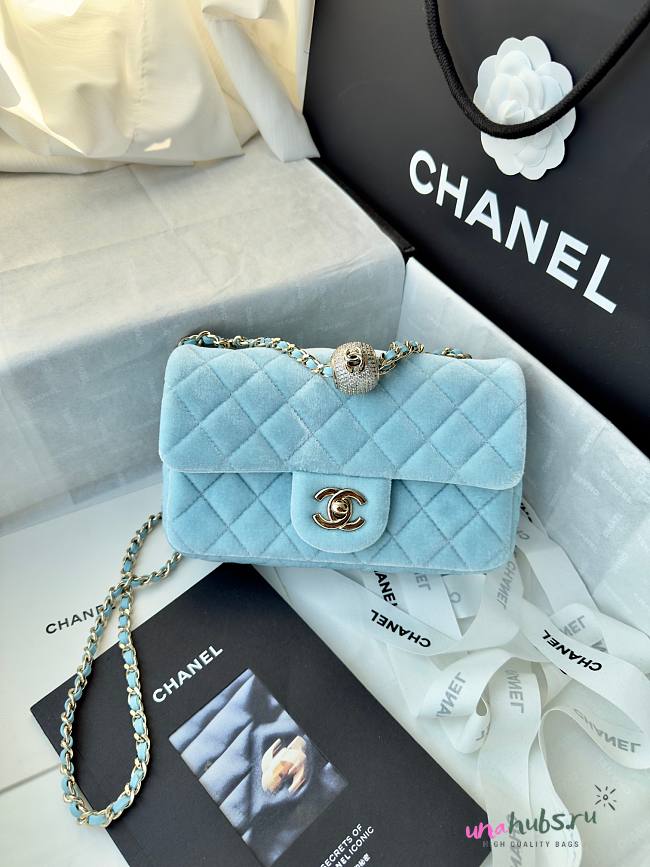 Chanel Flap Bag Blue Velvet 20x13x7cm - 1