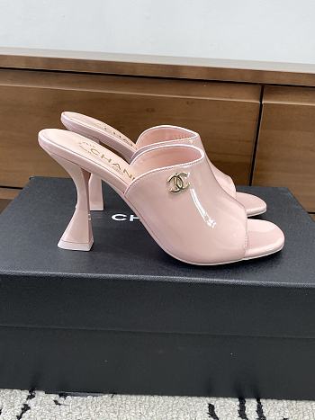 Chanel Patent Leather Mules With CC Logo In Pink 9cm
