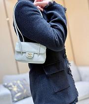Chanel Small Flap Bag Light Green Calfskin Gold 22x15x7cm - 5