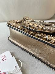 Valentino Garavani Small Locò Gold Shoulder Bag 19x10.5x5cm - 2