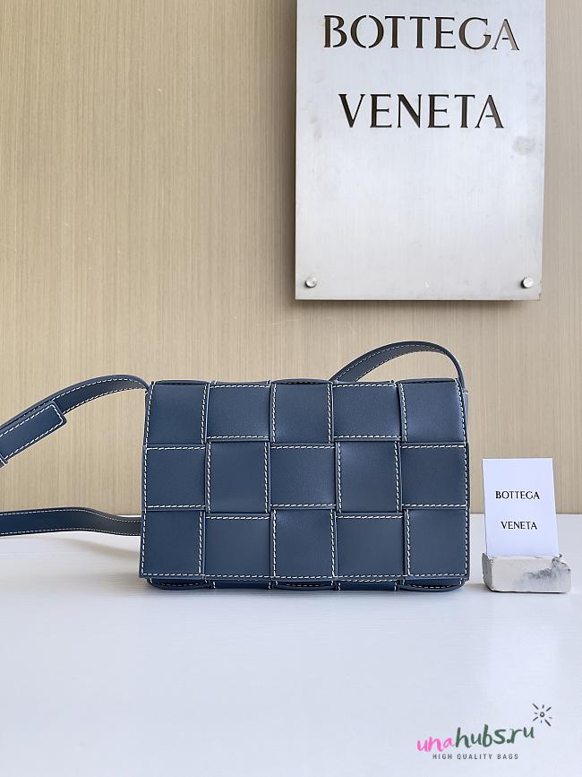 Bottega Veneta Medium Leather Cassette Blue Bag 23x15x6 - Unahubs - 1