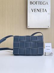Bottega Veneta Medium Leather Cassette Blue Bag 23x15x6 - Unahubs - 1
