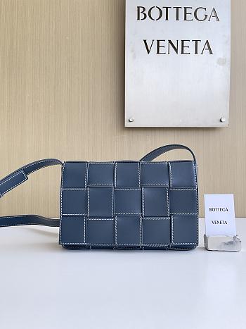 Bottega Veneta Medium Leather Cassette Blue Bag 23x15x6 - Unahubs