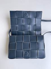 Bottega Veneta Medium Leather Cassette Blue Bag 23x15x6 - Unahubs - 3
