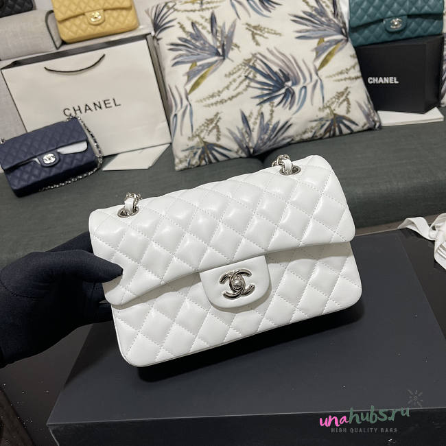 Chanel Flap Bag White Lambskin Silver 23cm - Unahubs - 1