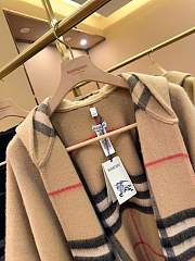 Burberry Vintage Check Reversible Cape 176 x 120cm - 4