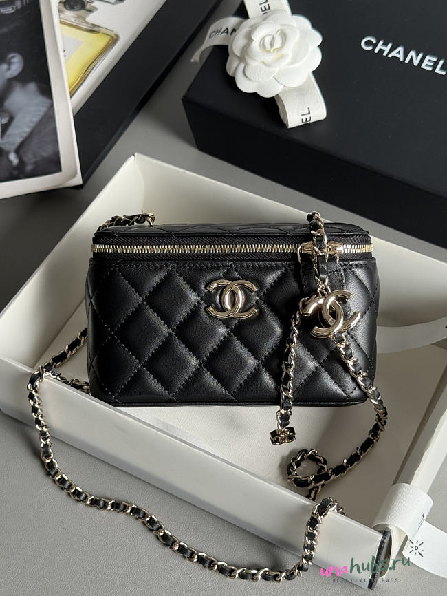 Chanel 26C Vanity Black Lambskin 17x9.5x8cm - 1