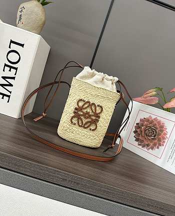 Loewe Square pocket in iraca palm and calfskin 20x16x5cm