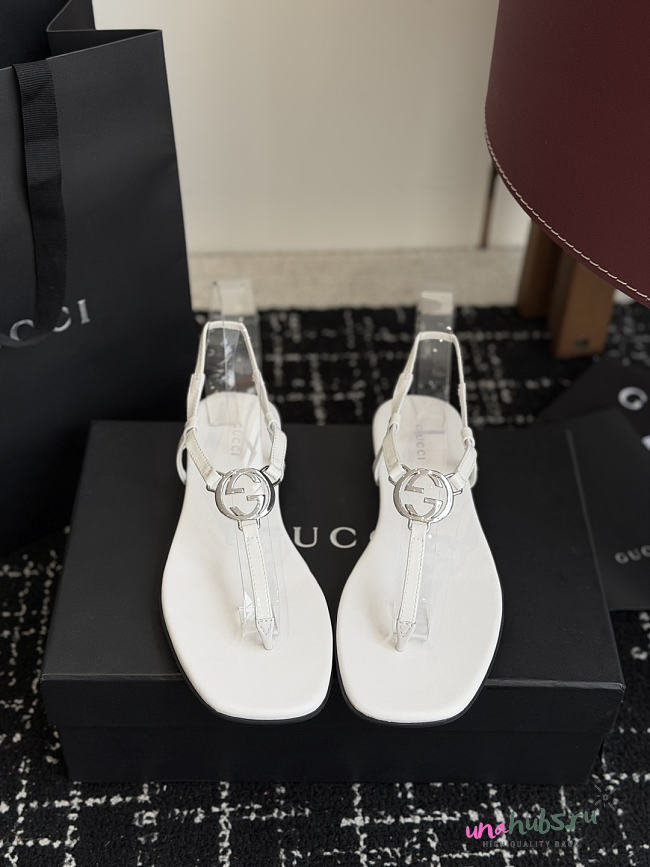 Gucci thong sandal with Interlocking G white - 1