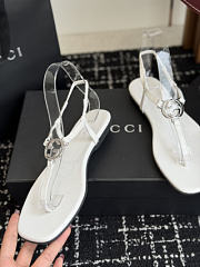 Gucci thong sandal with Interlocking G white - 4