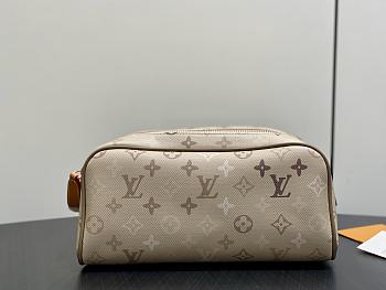 Louis Vuitton Dopp Kit Sand Beige 28x15x16.5cm