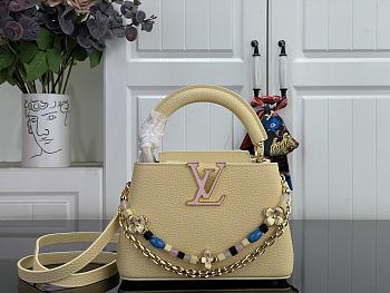 Louis Vuitton Capucines Mini Banane Taurillon 21x13.6x8cm