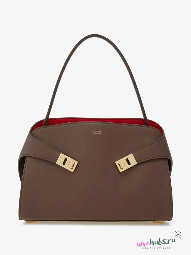 Ferragamo Hug soft bicolor shoulder bag M 34x25x15.5cm - 1