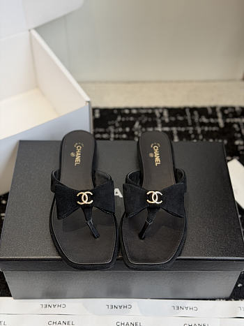 Chanel thong sandals black