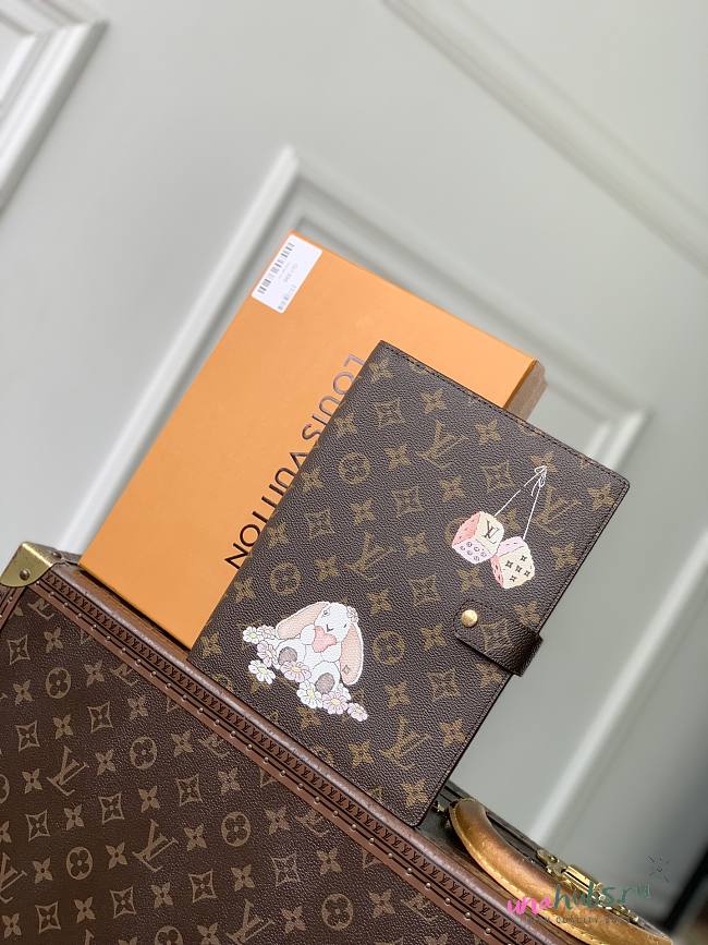 Louis Vuitton Medium Desk Agenda Cover 18x23x2cm - 1