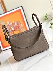 Hermes Taurillon Clemence Lindy 26 Etoupe  - 4