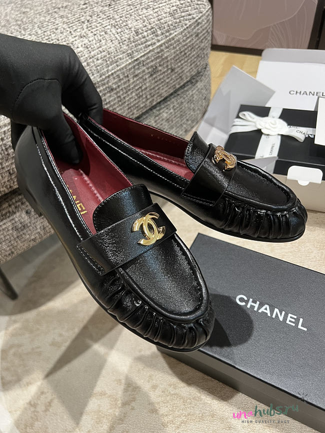 Chanel Moccasins Crinkled shiny black - 1