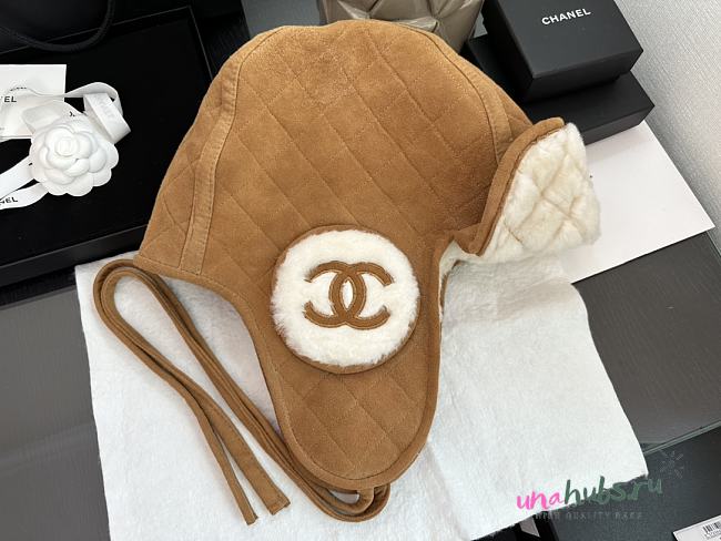 Chanel Suede and Shearling beige Trapper Hat - 1