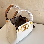Valentino Garavani vlogo signature handbag white - 25x18x12cm - 2